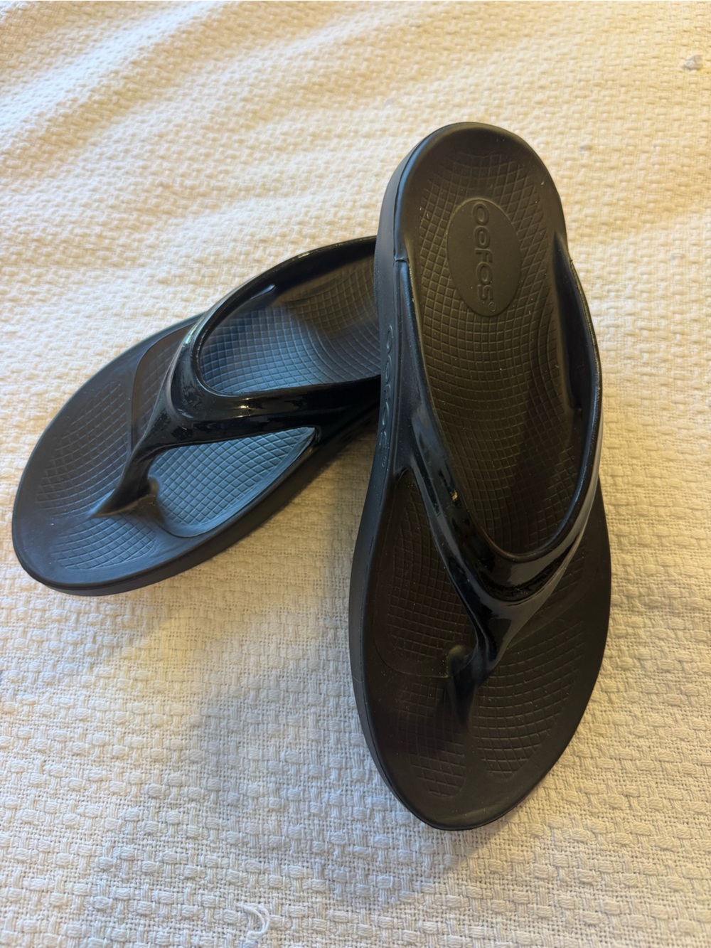 OOFOS Women’s Black Glossy Thong Sandals - Cushioned Support